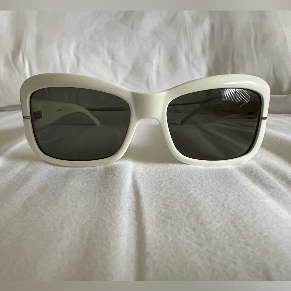 ❤️Valentino❤️ Chic White Sunglasses with Red Case